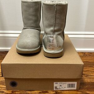 Ugg boots, size 4 kids classic II shimmer metallic
